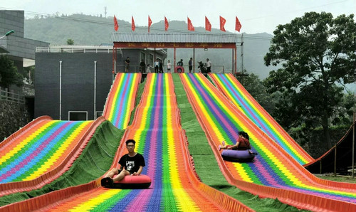 上林七彩旱滑儿童彩虹滑梯游乐设备景区旱地滑雪圈网红旱雪滑道